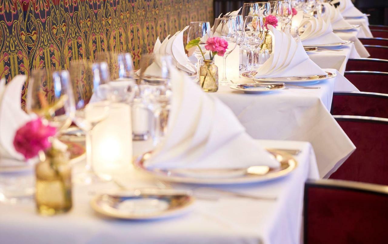 Grand Hotel Amrath Amsterdam Ngoại thất bức ảnh A table set for fine dining